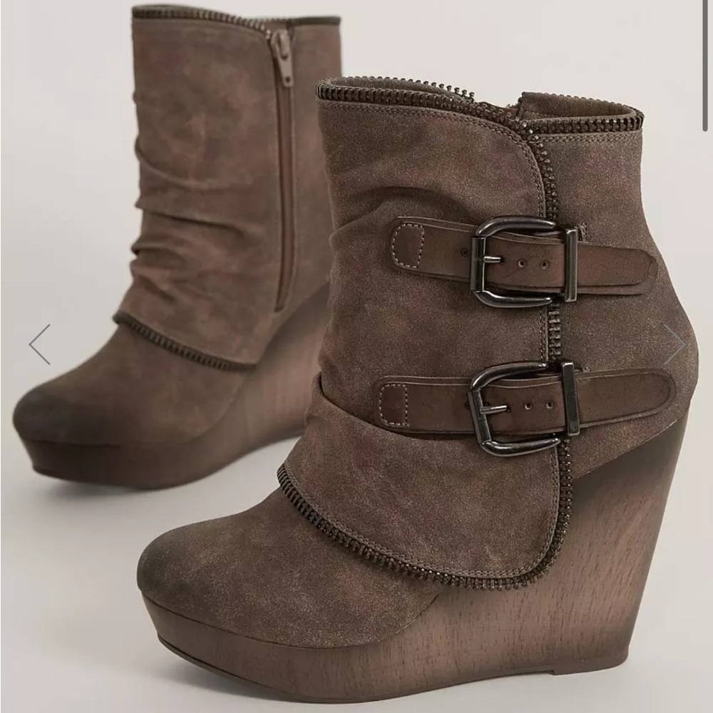 Faux suede boot
4 1/2" wedge heel with a 1" platform NOT RATED SIZE 10